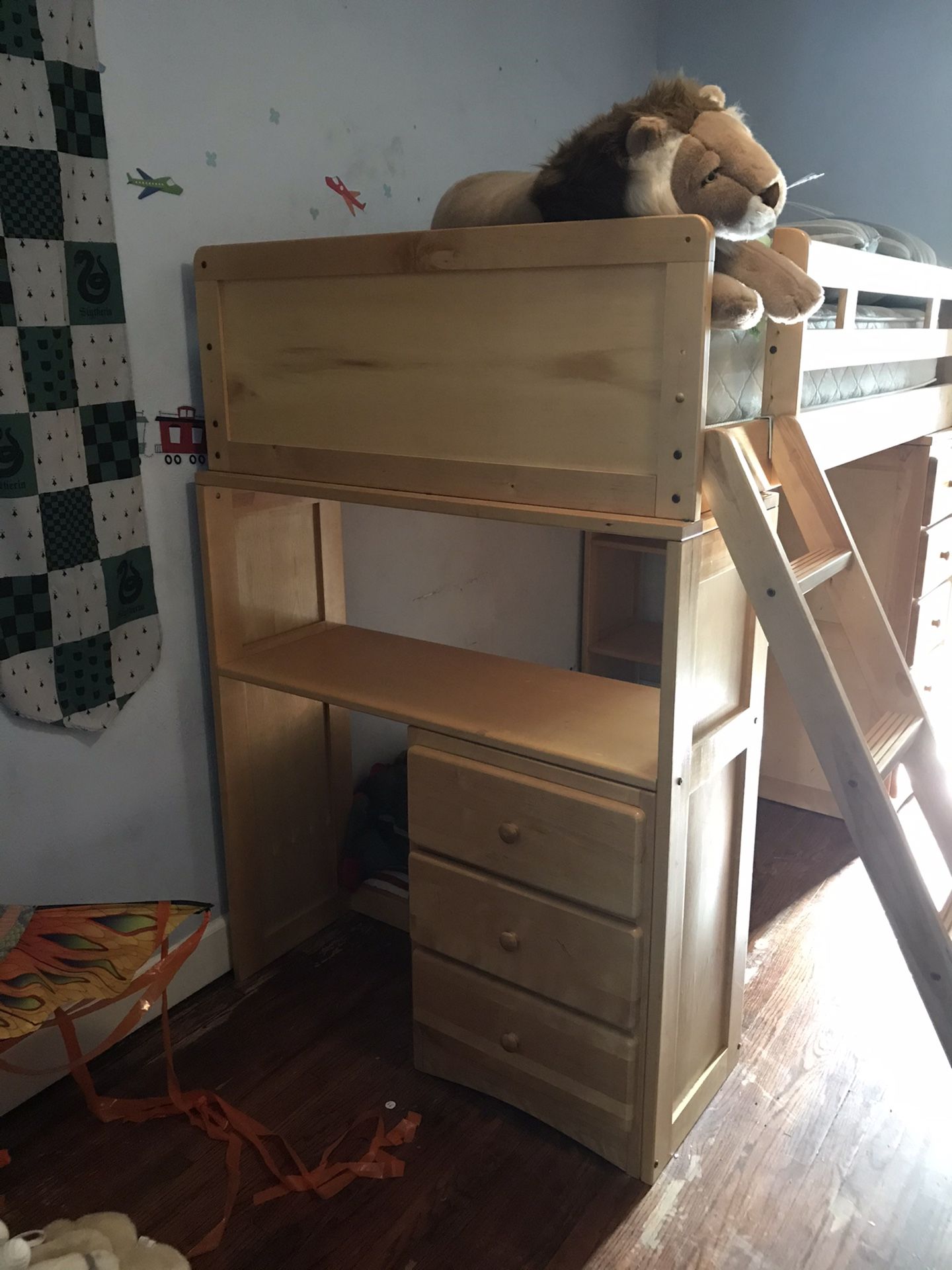Bunk bed w Desk & Drawers