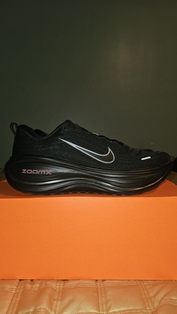 Nike Vomero 18 Plus Size 11.5 Men 