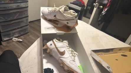 Kyler Murray rose and white dunk cleats￼