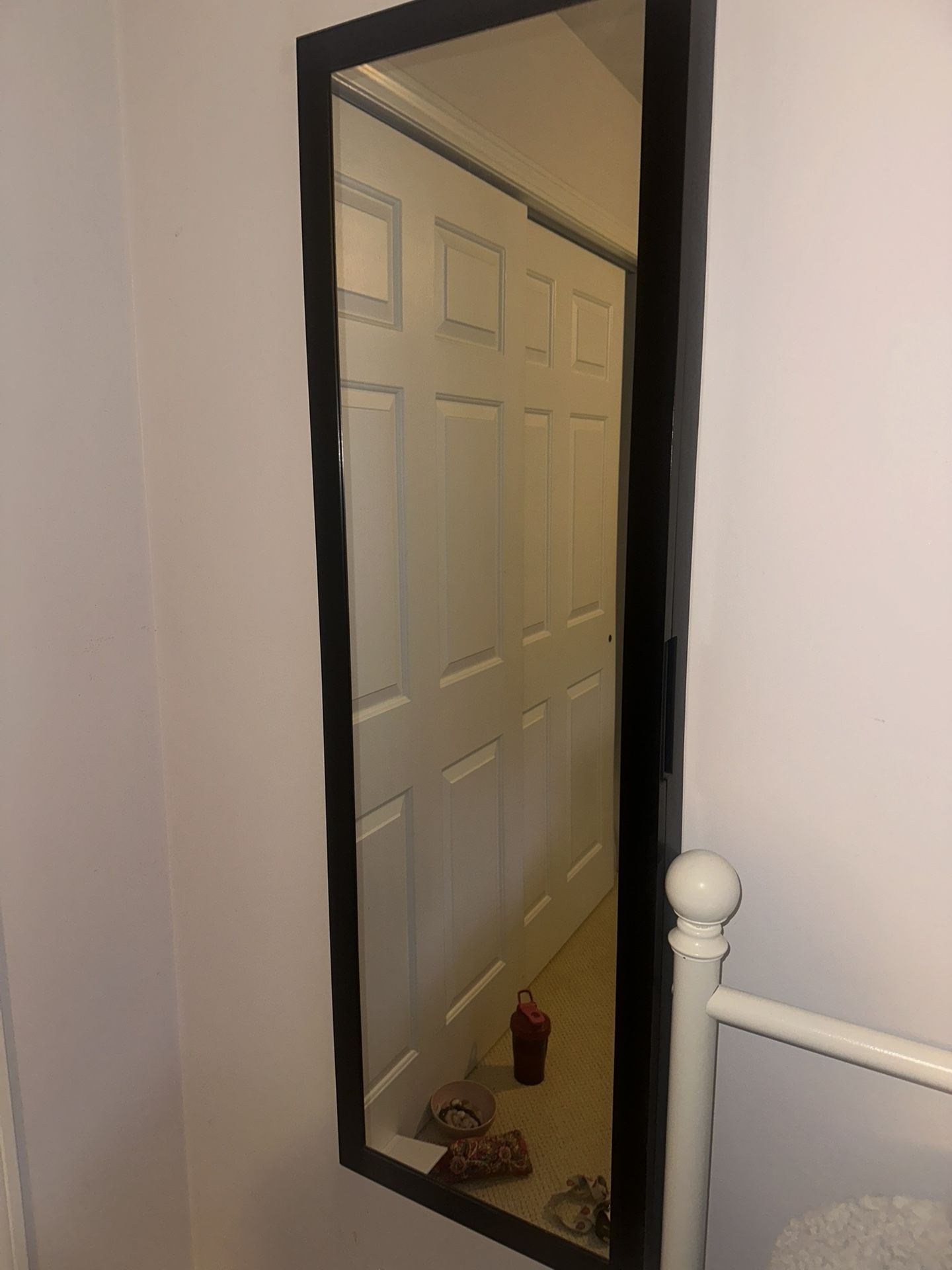 Wall mounted mirrored jewelry box