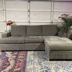 Free Delivery Reversible Lounge Living Spaces Sectional Couch