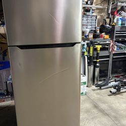 Top Freezer - Bottom Refrigerator - 18 Cubic Feet (Stainless Steel)