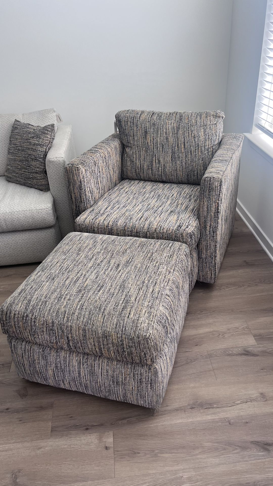 Swivel Chair With Ottoman