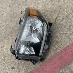 2016 2018 Toyota Tacoma Right Headlights Parts Oem 