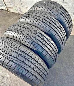 225 60 17 Yokohama tires Con 80% de Vida Las 4