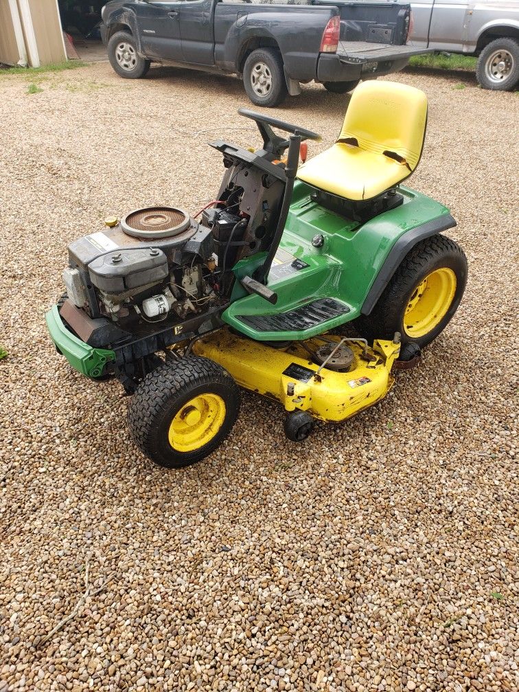 John Deere GT262 Riding Lawn Mower