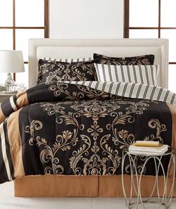 Brand New In Pack 8 Pieces King Size Reversible Bed In A Bag. Reg 100$. SheetSet Included