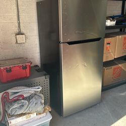 Insignia Refrigerator/Freezer