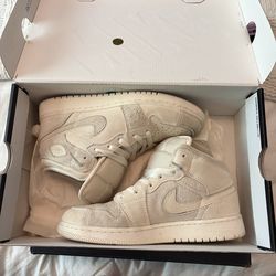 Off White Mid-Top Nikes