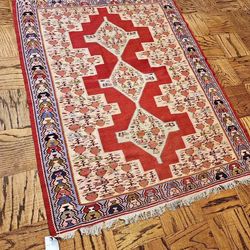 Beautiful Vintage Persian Kilim Rug. 4 x 5. Hand knotted wool.