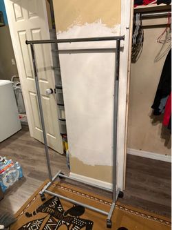 Adjustable clothes rack