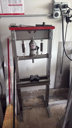 Central machine, 12 ton hydraulic press