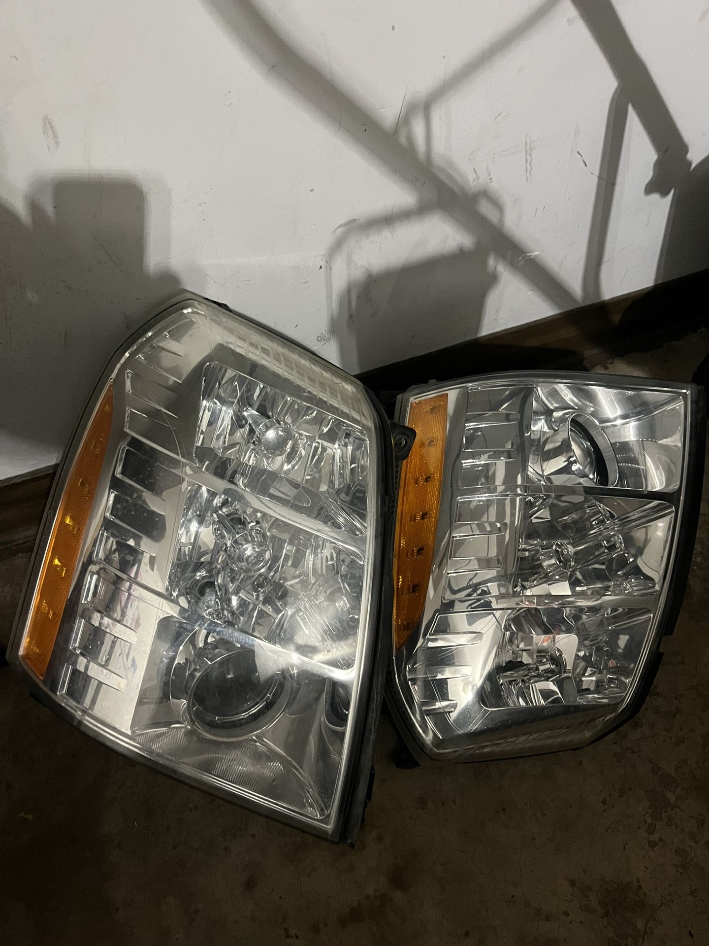 2007-2014 Two Like New Crystal Clear Escalade Head Lights- All Bulds Included
