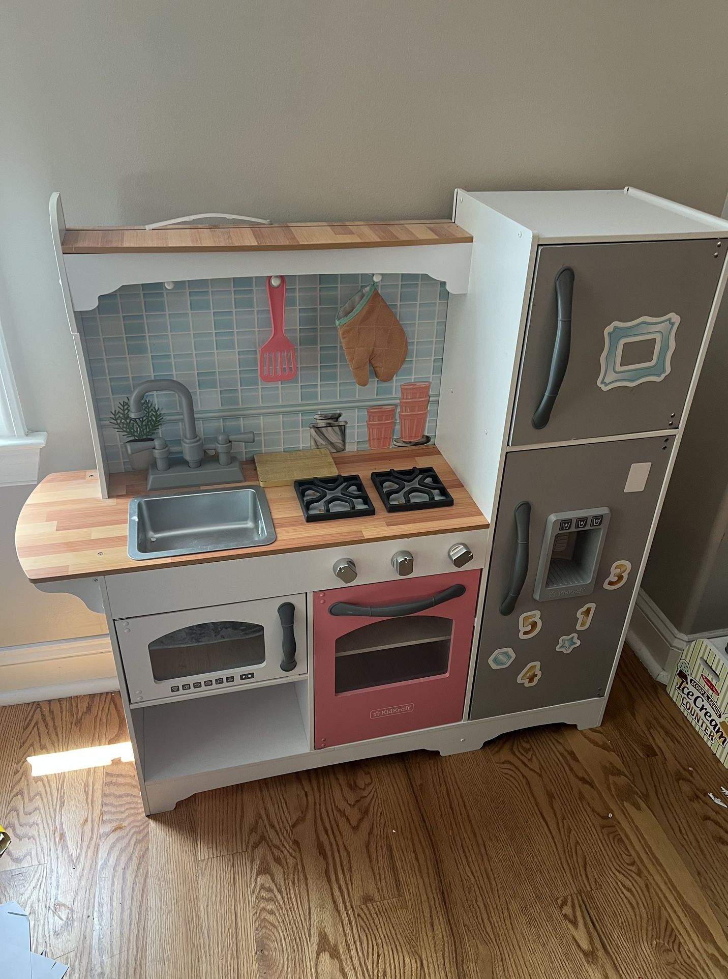 KidKraft Kitchen Play Kitchen with Ice Maker and a lot of Accessories