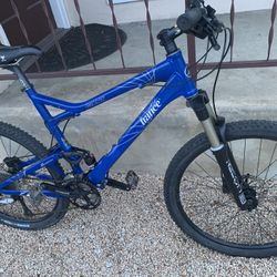 GIANT FULL SUSPENSION MOUNTAIN BIKE