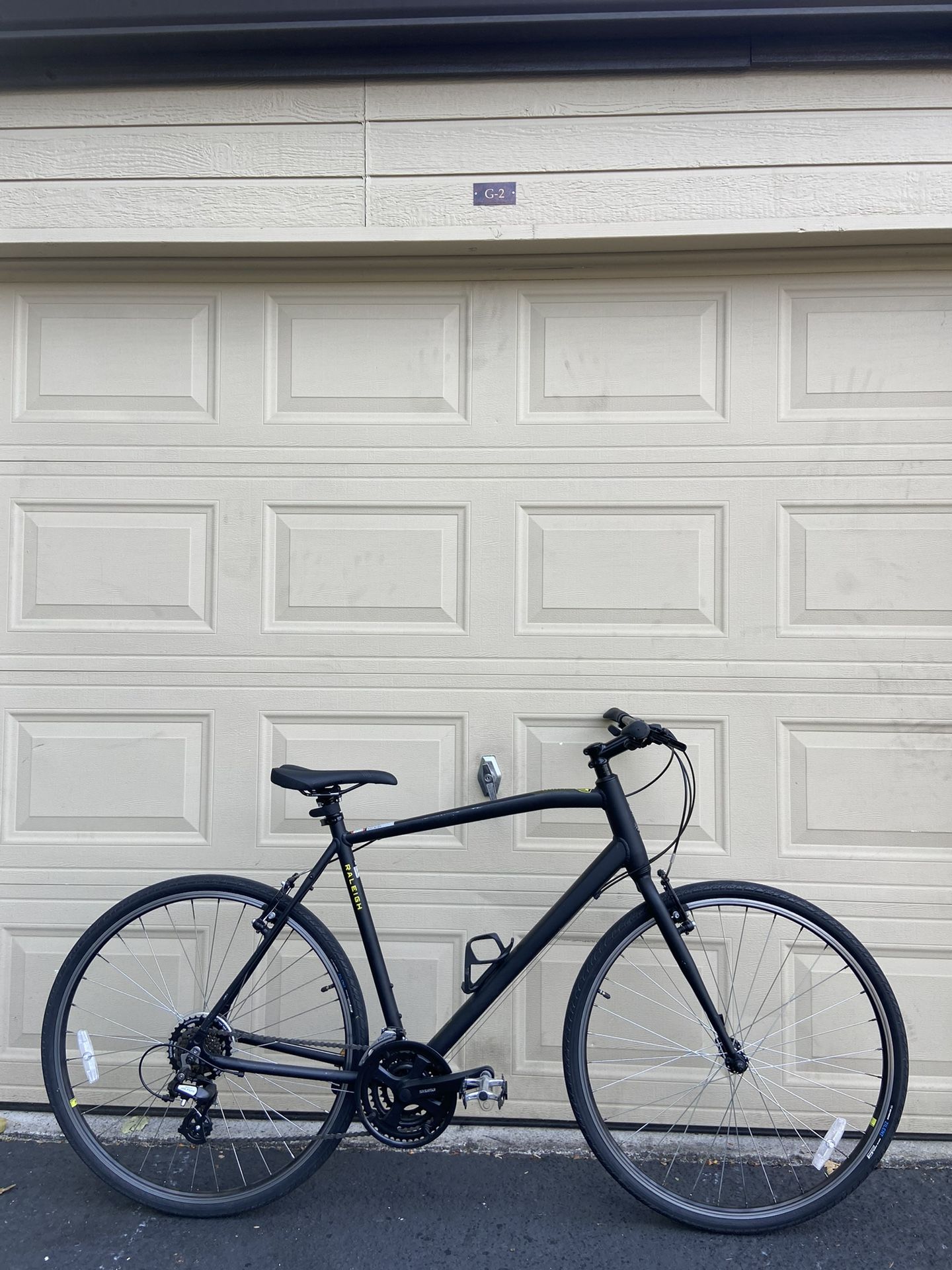 Raleigh Cadent 1 – Hybrid Fitness Bike – XL Frame – 700c Wheels – Shimano 21-Speed Bicycle