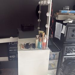 Make up stand