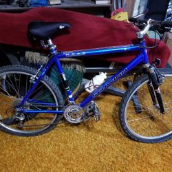 Like New!Schwinn Moab 3 Aluminum Mountain Bike with front shocks. Orginal owner!