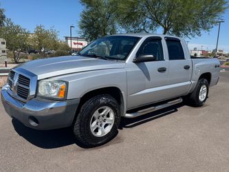 2005 DODGE DAKOTA QUAD SLT