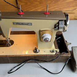 FLEETWOOD VINTAGE ELECTRIC SEWING MACHINE 