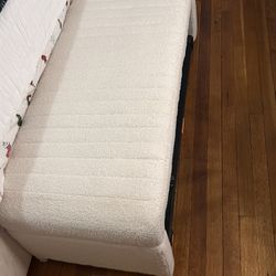 Banco Frente A La Cama