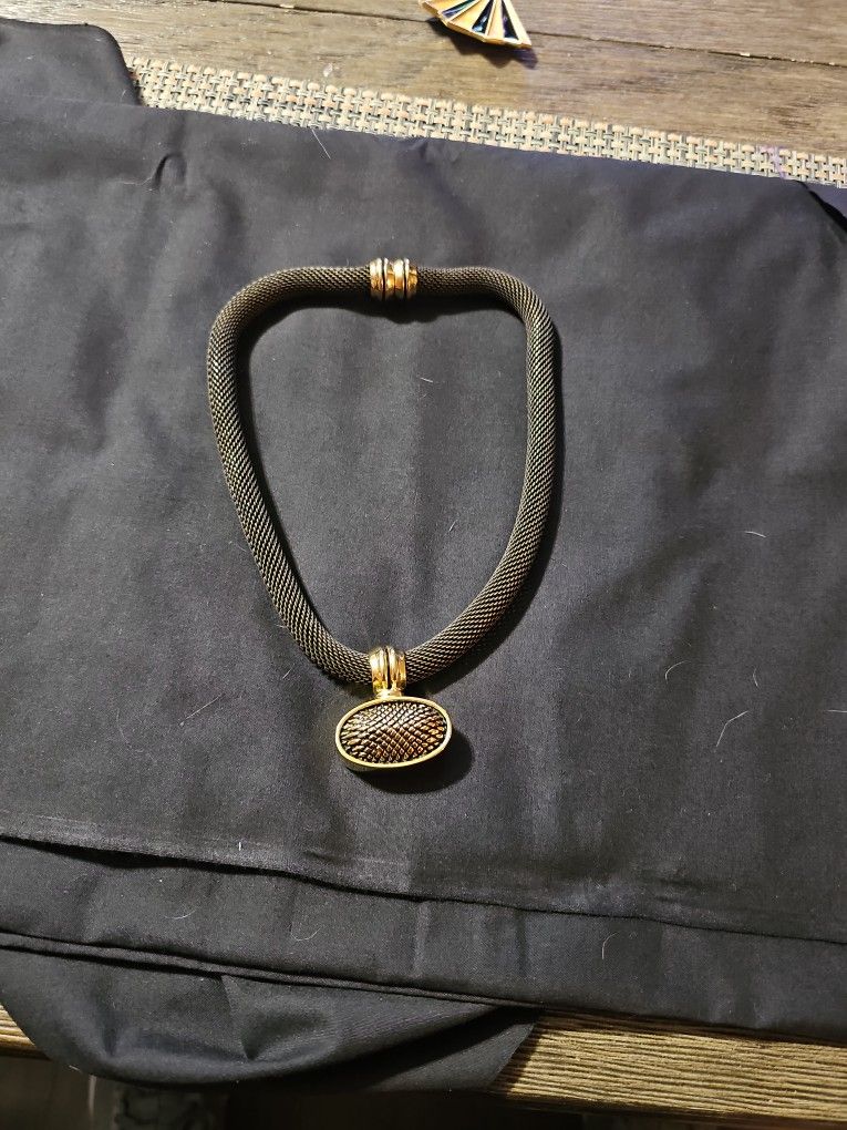 VINTAGE NECKLACE BLACK AND GOLD