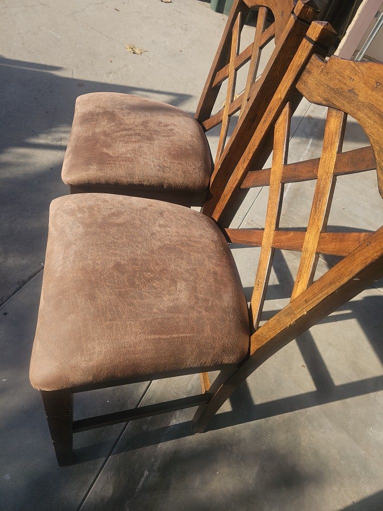 2 Expensvie Bar Wood Stools   Clean 