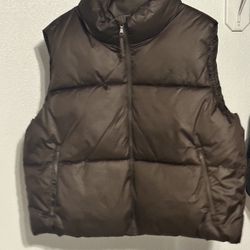 XL Old Navy Water-Resistant Quilted Puffer Vest in brown