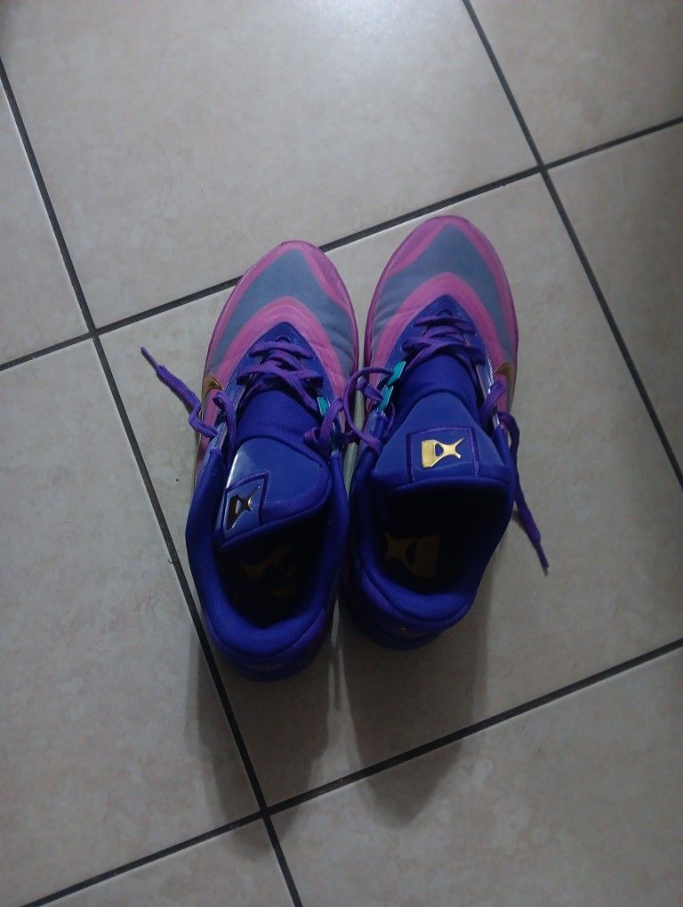 Basketball Shoes Size 13