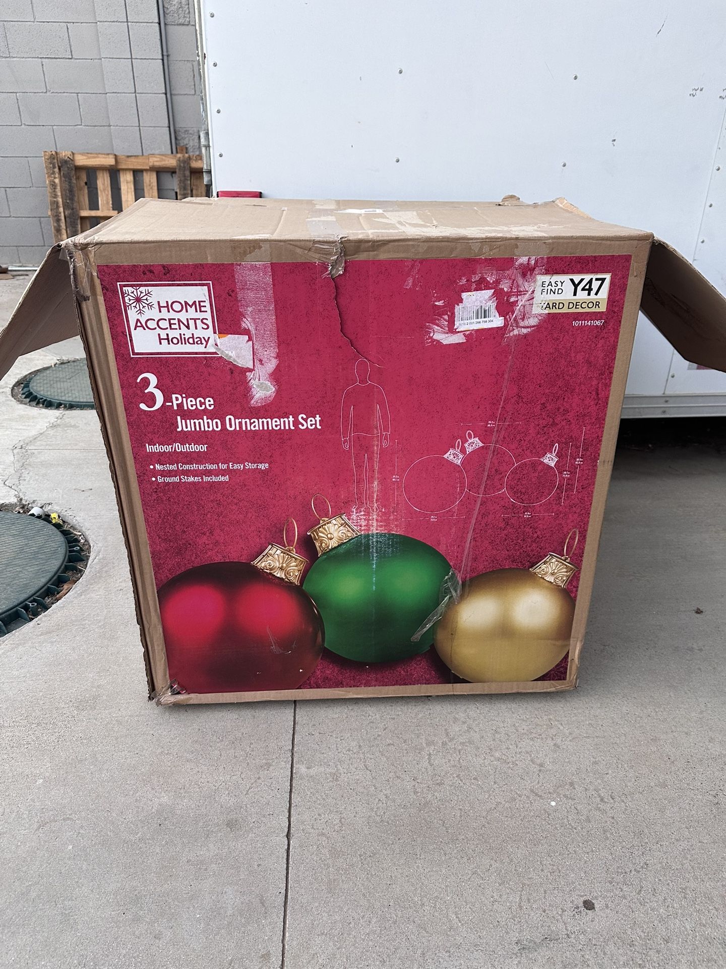 Home Accents Holiday 3-Piece Jumbo Ornament Set Holiday Yard Decoration