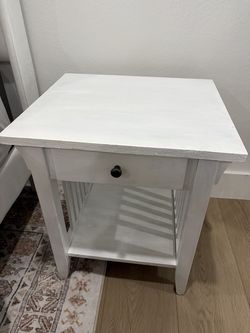 Set of 2 Matching White Nightstands