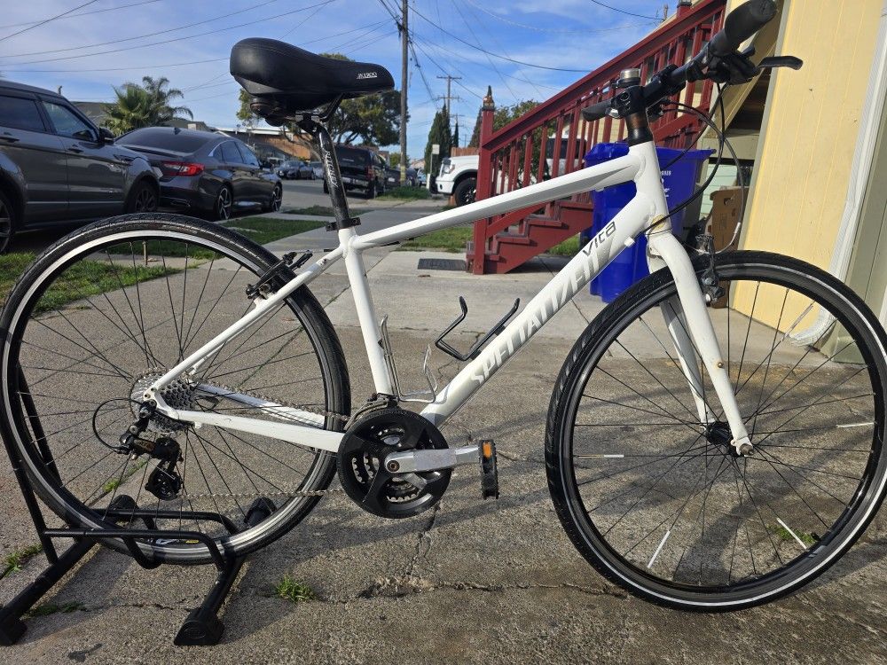 Specialized Vita Hybrid Bike Medium Size
Great Condition Ready to Ride