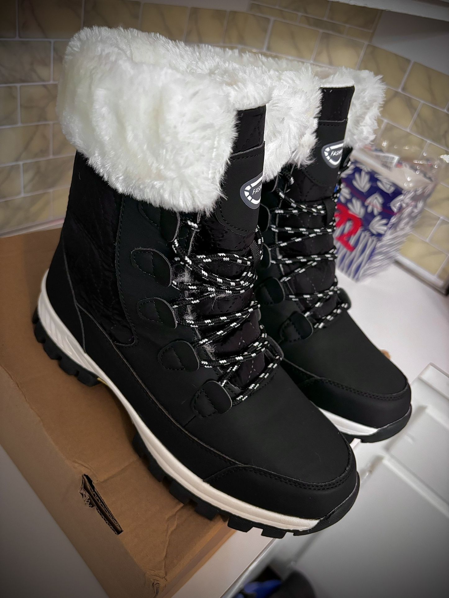 New‼️Women’s size 11 Winter boots (with THE FUR 😁)