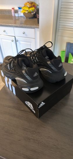 Adidas men’s tennis shoes