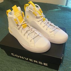 NEVER WORN CHUCK TAYLOR ULTRA MID UNISEX SNEAKERS