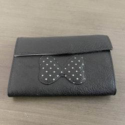 Women’s Disney Parks Wallet / Bag / Wristlet / Disneyland / World / Minnie Mouse Used But In Great Condition. Will Accept Best Offer! MAKE AN OFFER !!