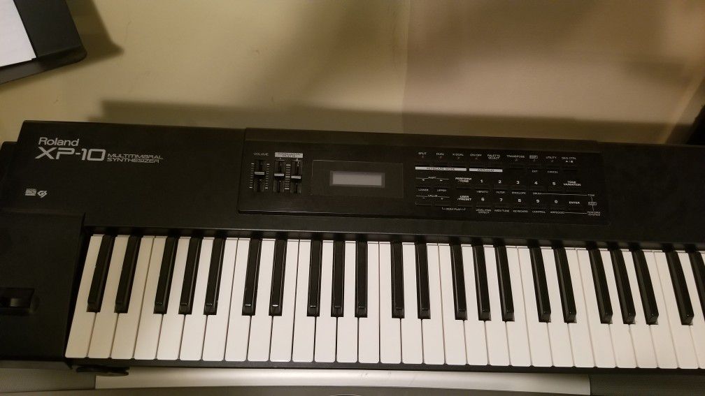 Roland xp 10 synthesizer keyboard