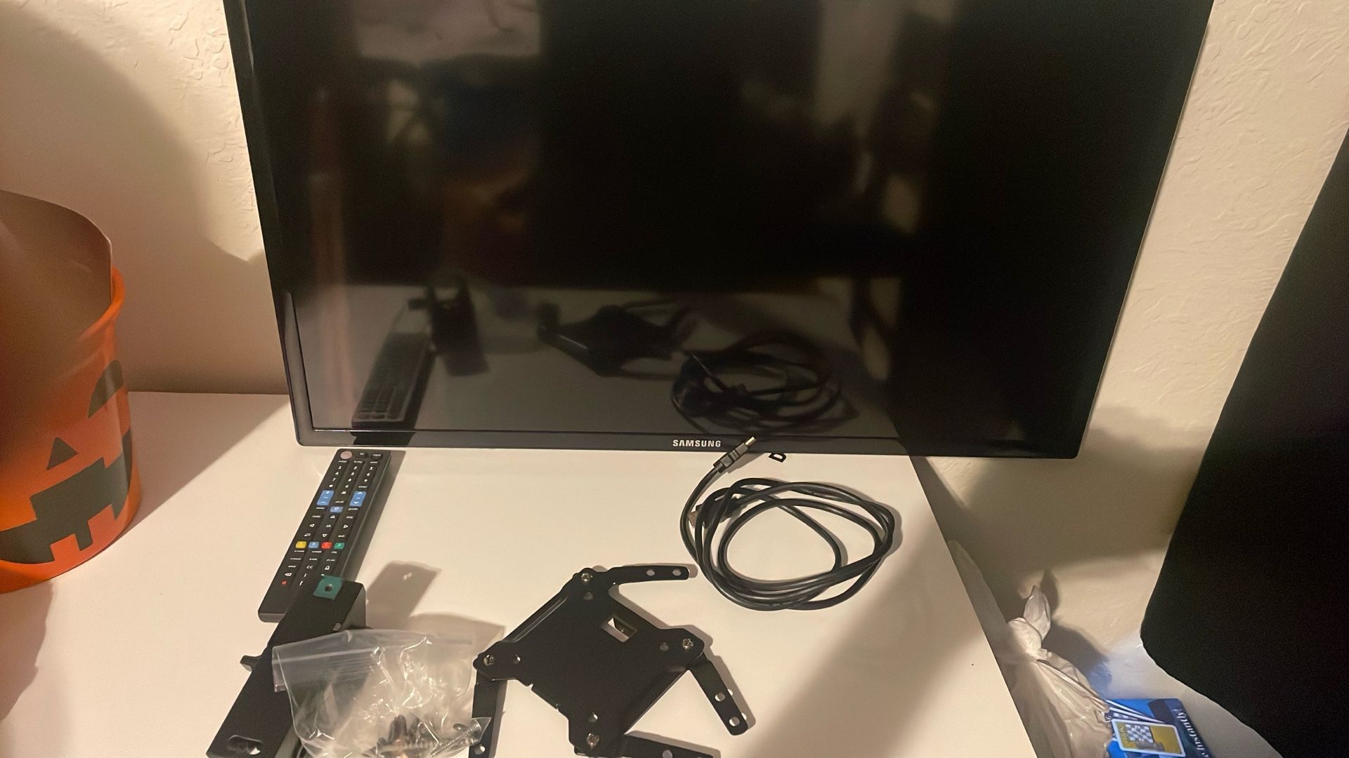 32in Tv With Wall Mount And Ethernet Cable