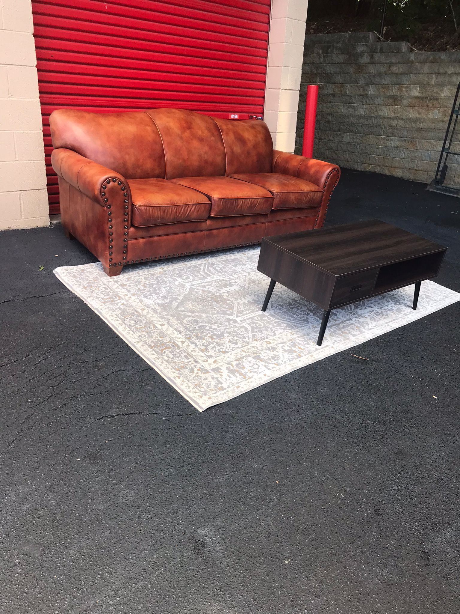 Used leather sofá, coffee table And Area Rug.