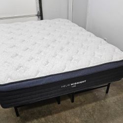 LIKE NEW! Helix Midnight Luxe Queen Mattress - Delivery Available