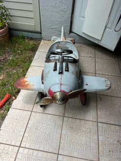 1940’s This is a vintage Murray Steelcraft child's pedal plane, often referred to as the "Pursuit" model.