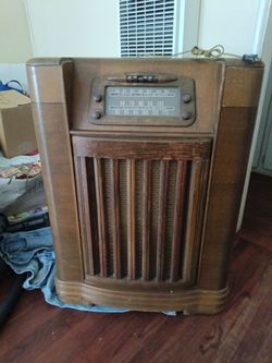 1930s standing Philco Radio
