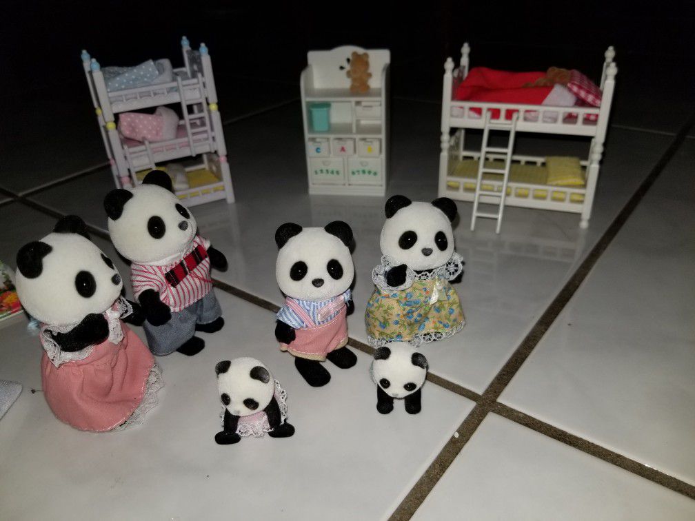 Calico Critters (Dad, Mom, brother, sister and twin babies) + Bedroom sets