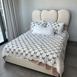 Queen Bed Heart Shape Headboard INCLUDES MATTRESS