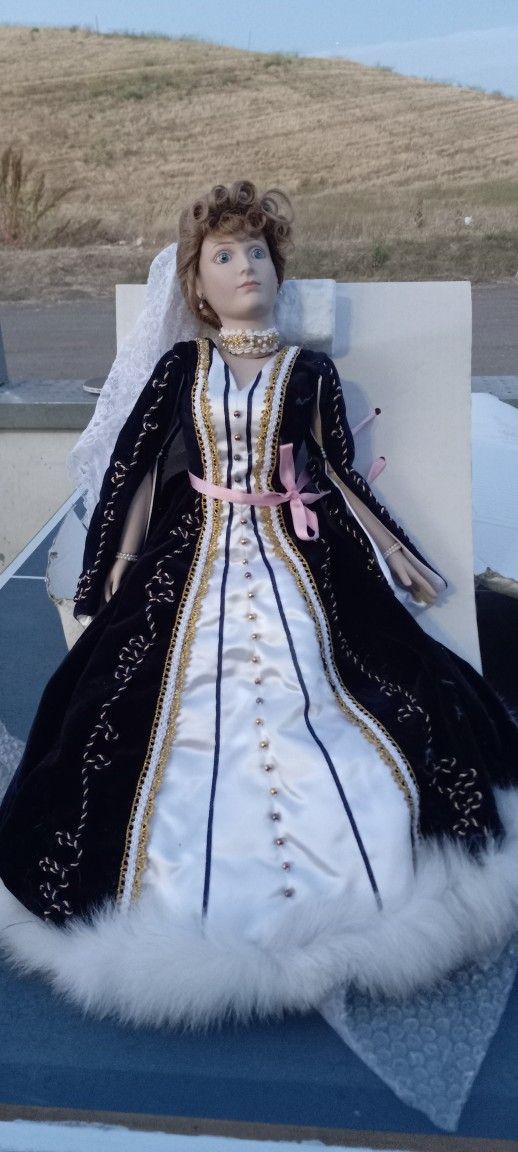 Vintage 1986 Empress Doll By Igor Carl Faberge Porcelain Alexandra Czarina