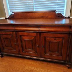 GORGEOUS Ethan Allen Dining Table including 2 Leaves, table pad, 6 matching chairs and Side Board