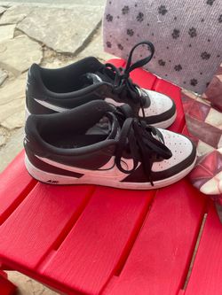 Nike low top dunks size 6y very clean