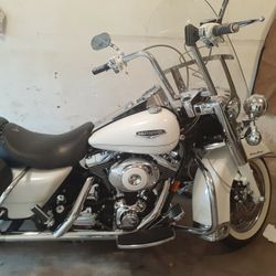 2004 Harley Davidson Road King Classic It's Pearl White In Excellent Condition And Very Clean