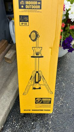 DEWALT 20v TRIPOD LIGHT tool only