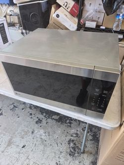 LG NeoChef 24 in. Width 2.0 cu.ft. Stainless Steel 1200-Watt Countertop Microwave. In Excellent Condition!!